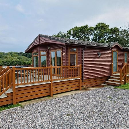 Beautiful Willow Lodge 67-4-6 Persons-Private Hot Tub-Pet Friendly-Tranquil Holiday Away From It All Yet Not Far To St Austell-The Holiday Home Has Two Bedrooms, Living & Dining Area, Equipped Kitchen -Decking-Al Fresco Dining-Fishing Lakes-Pet Frien Grampound Exterior foto